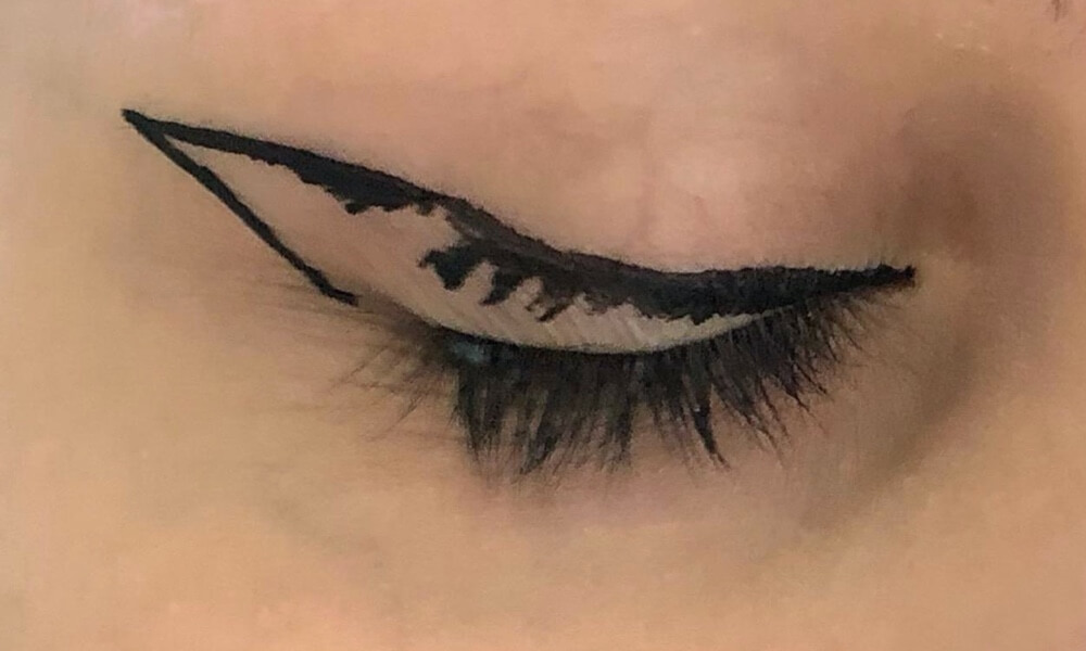 Winged eyeliner guide: Connect to corner of eye