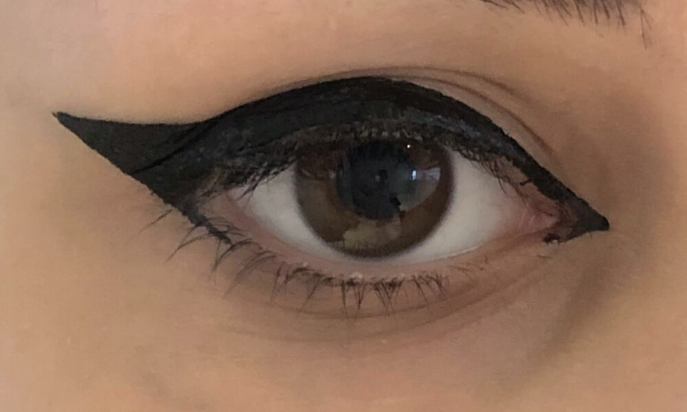 Winged eyeliner guide: Fill in the wing