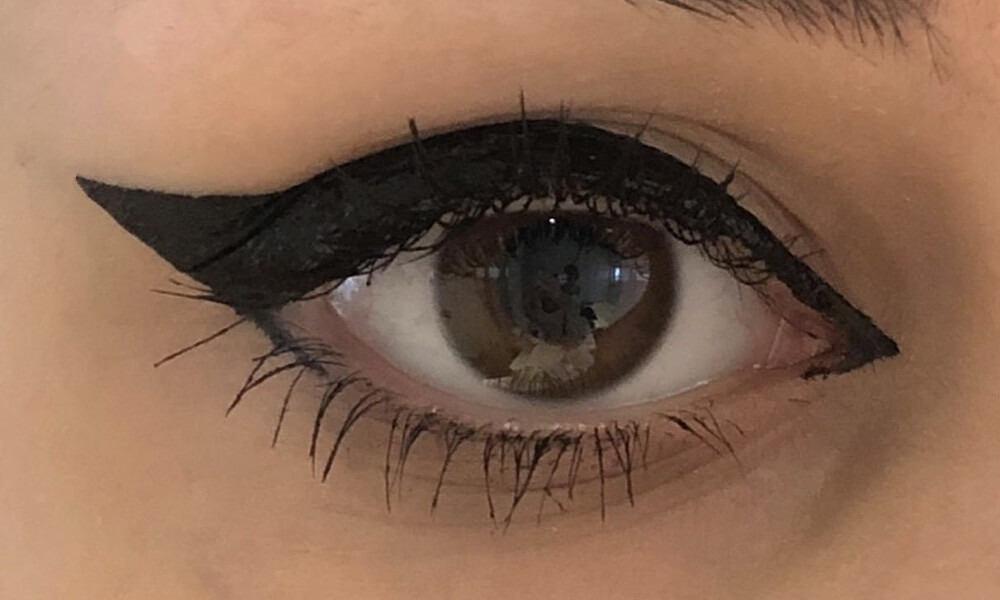 Winged eyeliner guide: Last step, clean up and finish